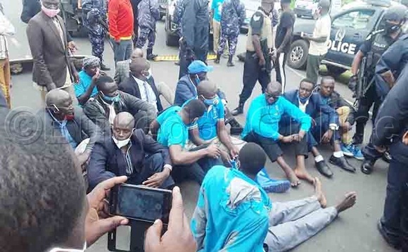 Amuriat (owookusatu ku ddyo) ne banne nga batudde mu luguudo wakati. Amuriat (owookusatu ku ddyo) ne banne nga batudde mu luguudo wakati.