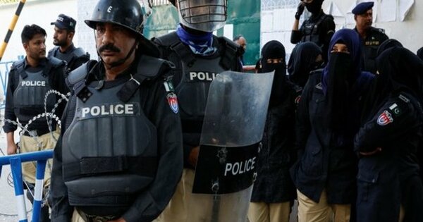 Api Rafkt Karachi Pak: Karachi police suspends 18 cops over social media usage