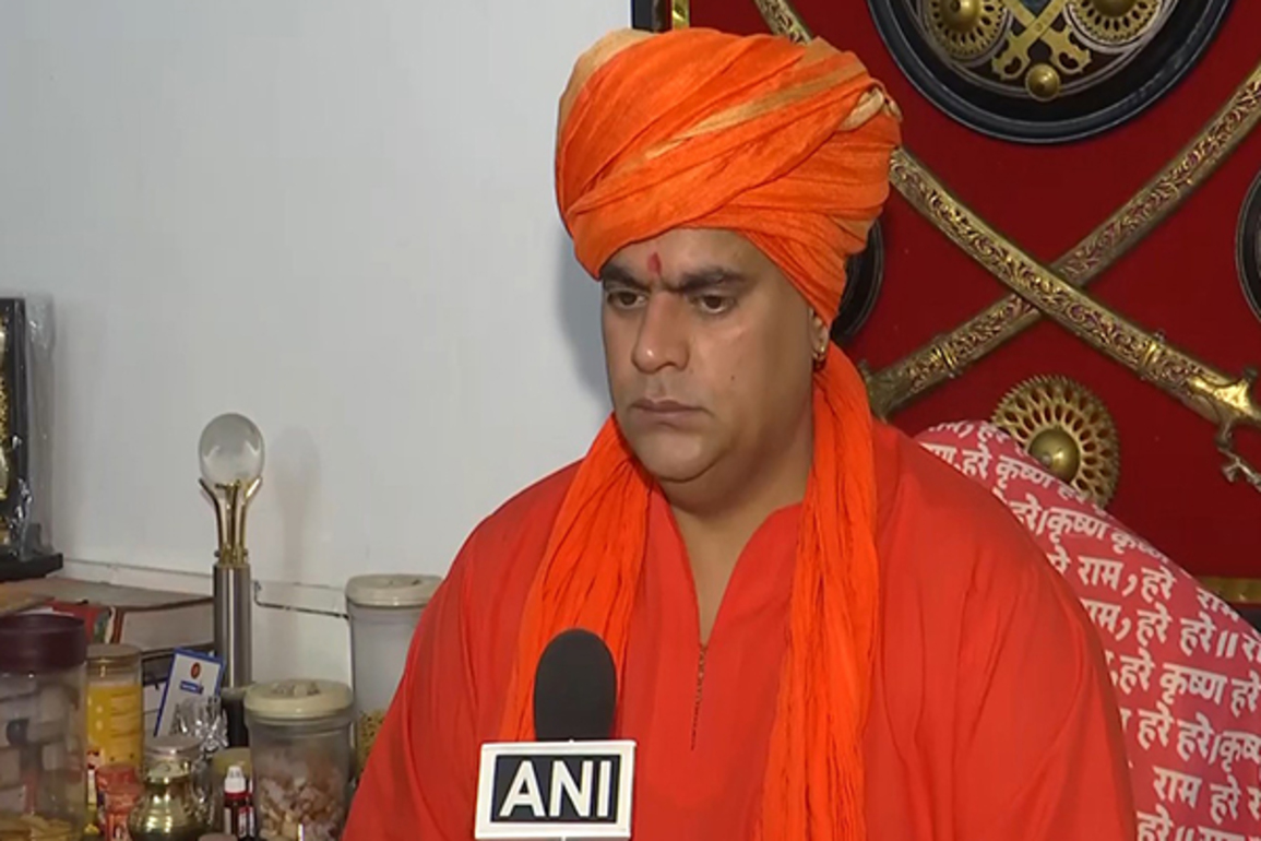 Congress govt in Karnataka should apologise to followers of Sanatan Dharma and student: Swami Chakrapani on Janeu row