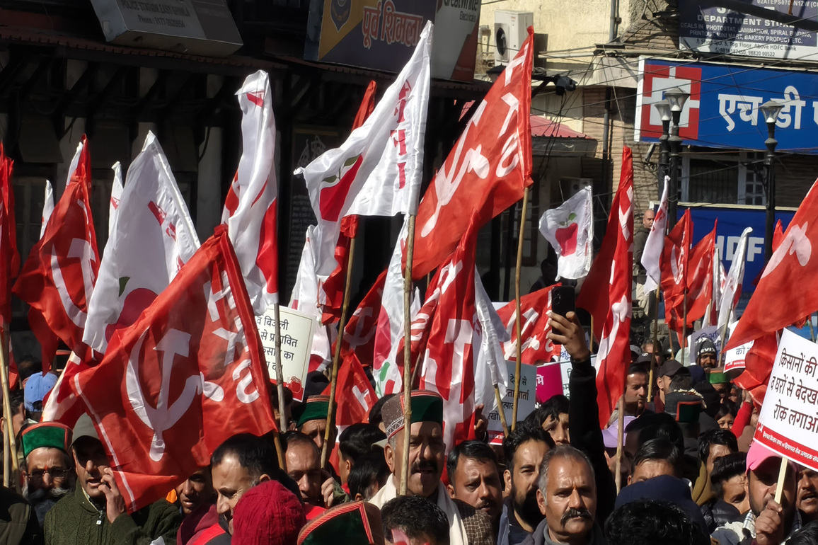 Himachal farmers gherao secretariat, demand implementation of Supreme Court land policy