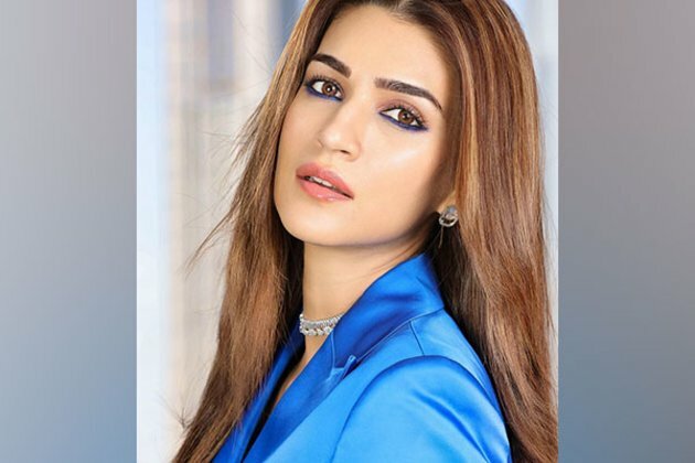 Kriti Sanon wishes parents on marriage anniversary, shares adorable pictures