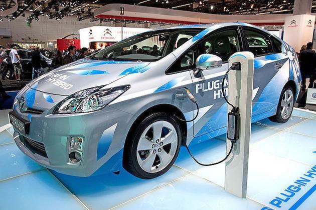 Saudi wealth fund, Foxconn look to employ 30,000 in EV factory