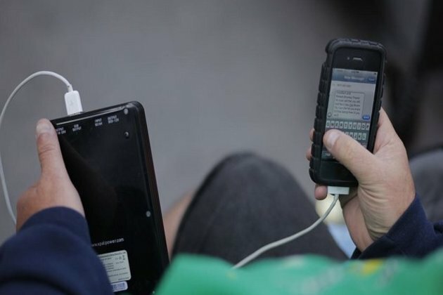 EU passes law on common charger for mobile phones, tablets by 2024