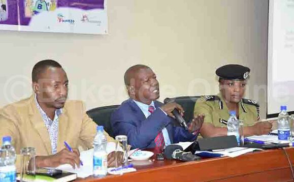 Aggrey Ssanya ssaabawandiisi w'ekibiina kya Twaweza Uganda ng'annyonnyola Aggrey Ssanya ssaabawandiisi w'ekibiina kya Twaweza Uganda ng'annyonnyola