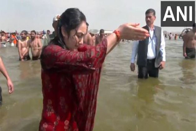 Suspended BJP leader Nupur Sharma takes holy dip at Triveni Sangam amid ongoing Mahakumbh