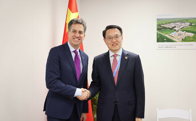 Miliband meeting with China’s Ecology Vice Minister Zhao Yingmin at COP29 in Azerbaijan in 2024 |  Credit: Dan Dennison / DESNZ