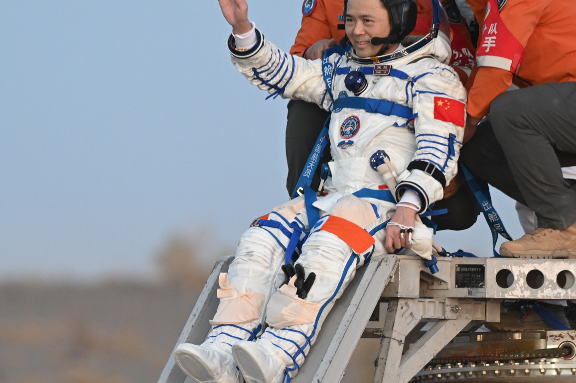 FOCUS | Shenzhou-22 return capsule touches down, astronauts all sound
