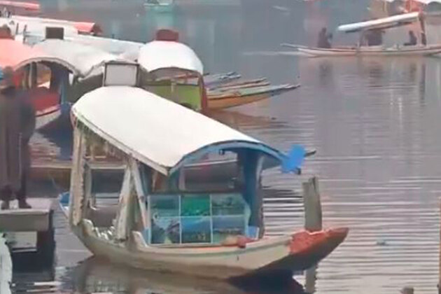 Cold wave persists in Kashmir; tourists enjoy Dal Lake shikara rides