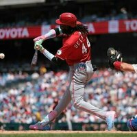Reds erupt in 3rd, hold on to put away Phillies