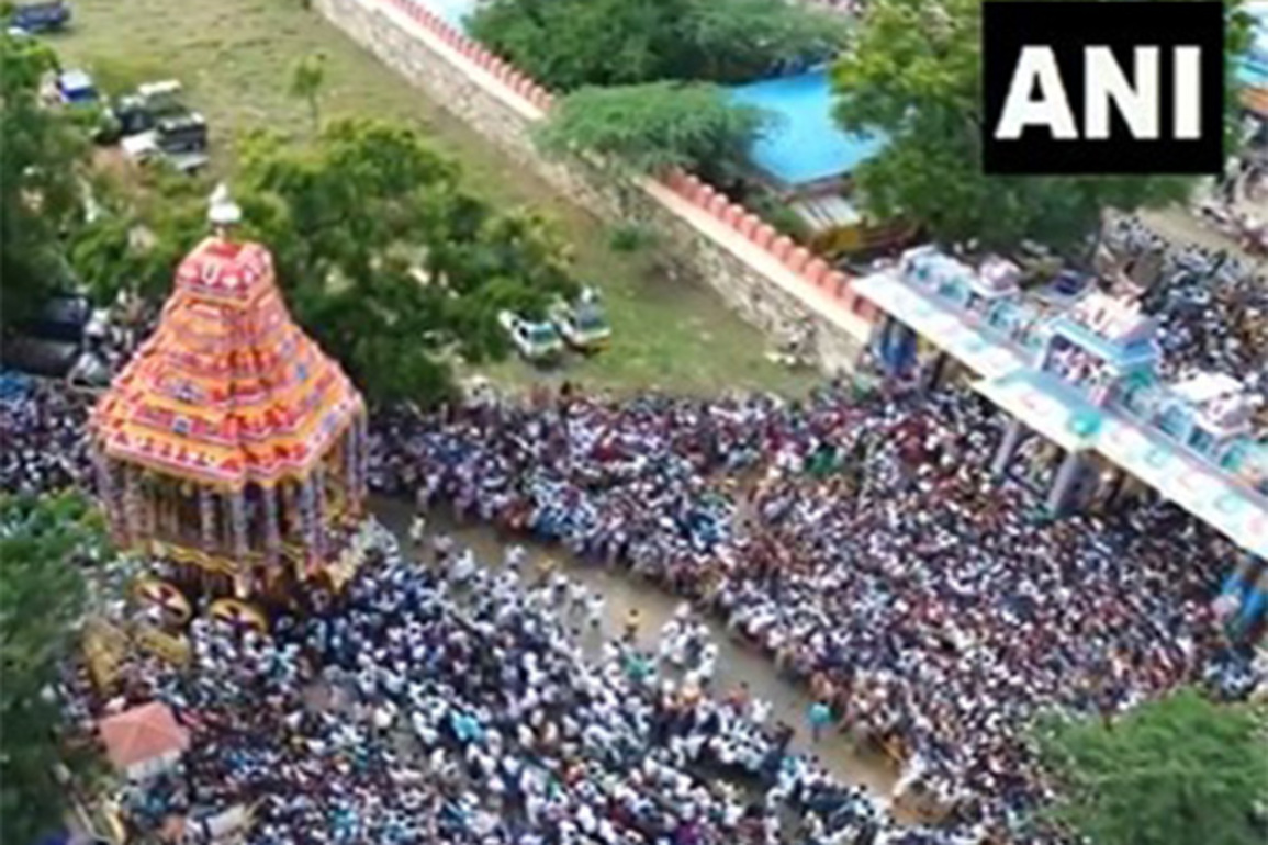 Tamil Nadu: Thousands of devotees throng Kallalagar Temple in Madurai for famous Chariot Festival
