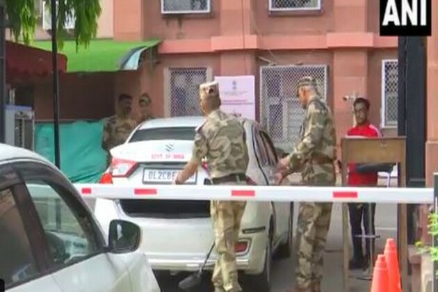 Bomb threat at Udyog Bhawan in Delhi, security forces on alert
