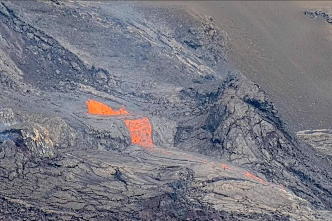 Lava flowing into crater of Klauea; episode No. 25 of ongoing eruption about to begin soon