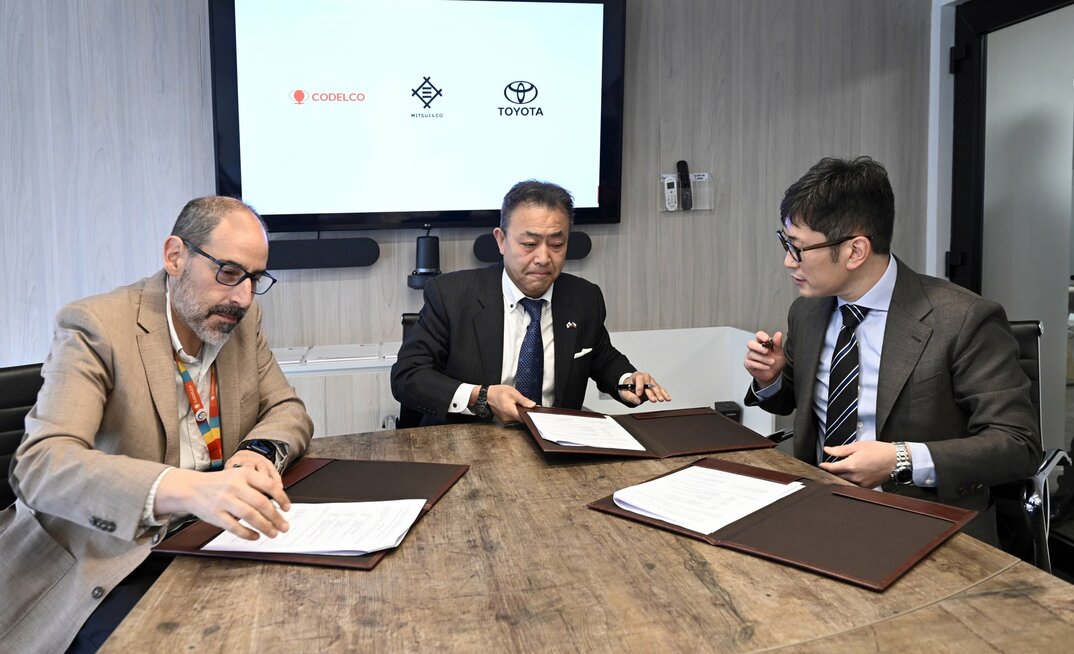 Felipe Lagno, Kazutaka Shiba and Takuya Takahashi signing the Memorandum of Understanding. 