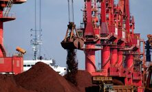 Desembarque de minério de ferro no porto de Rizhao, na China