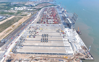 DP World launches 'world first' container port carbon inset scheme