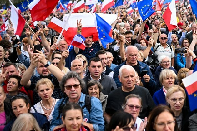 Polish Opposition Holds Massive Warsaw Rally Ahead of Tight Election