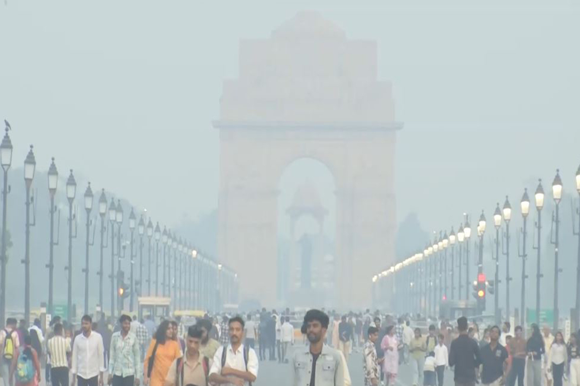 Delhi's air quality remains 'very poor'; breathing made difficult