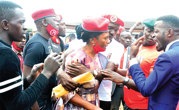 Abamu ku baagala okufuna tikiti nga balwanira ku kitebe kya NUP. Abamu ku baagala okufuna tikiti nga balwanira ku kitebe kya NUP.