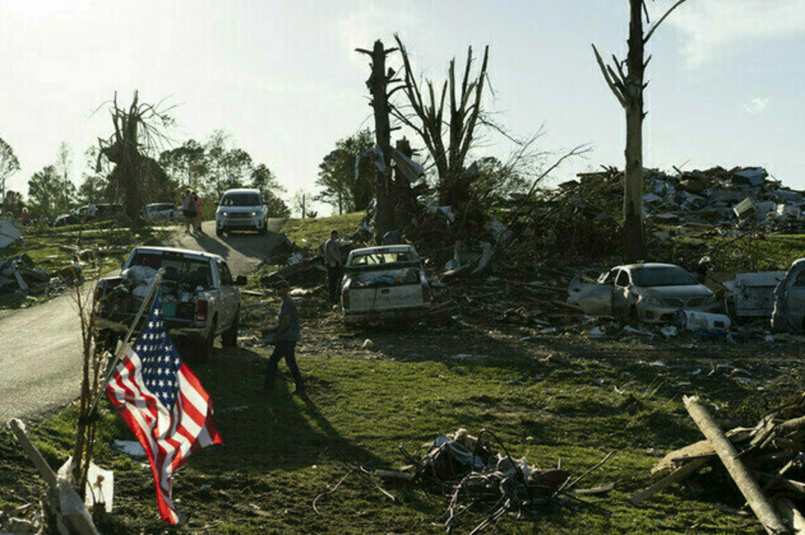 Tornadoes kill dozens in US 
