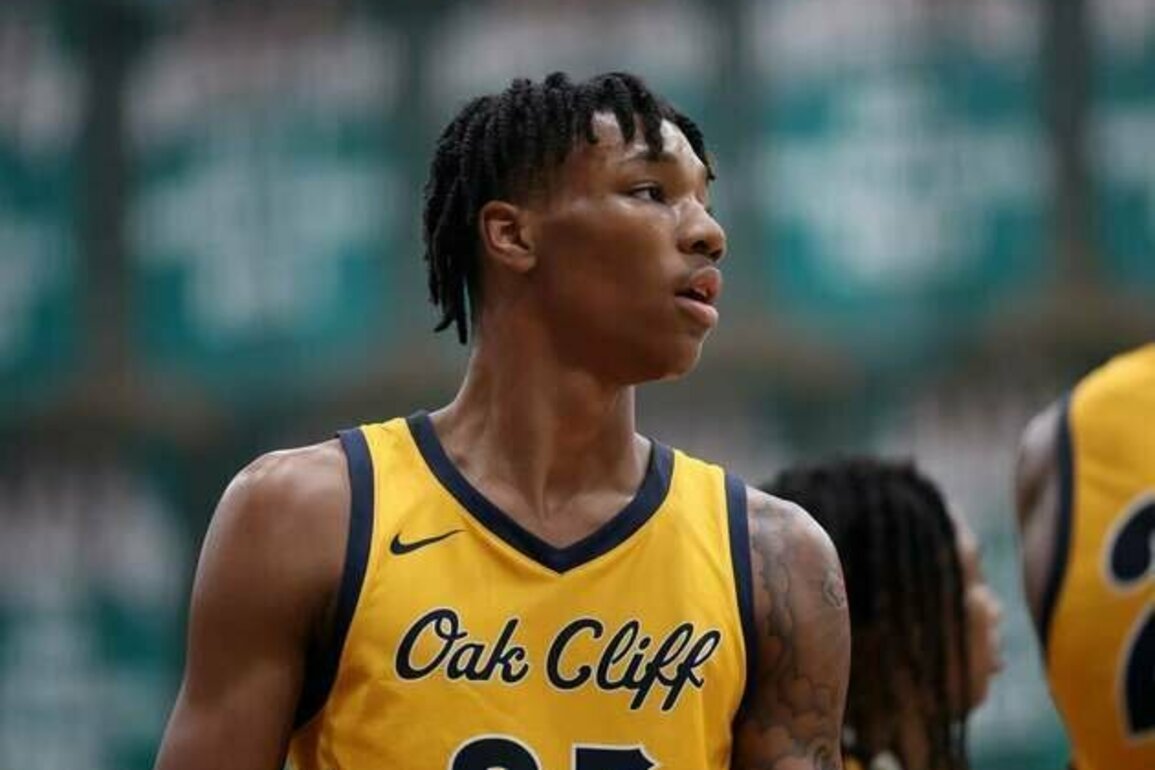 4-star C Davion Adkins commits to 'connected' Kansas