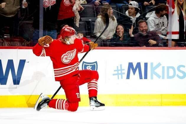 Simon Edvinsson's OT winner nudges Red Wings past Maple Leafs