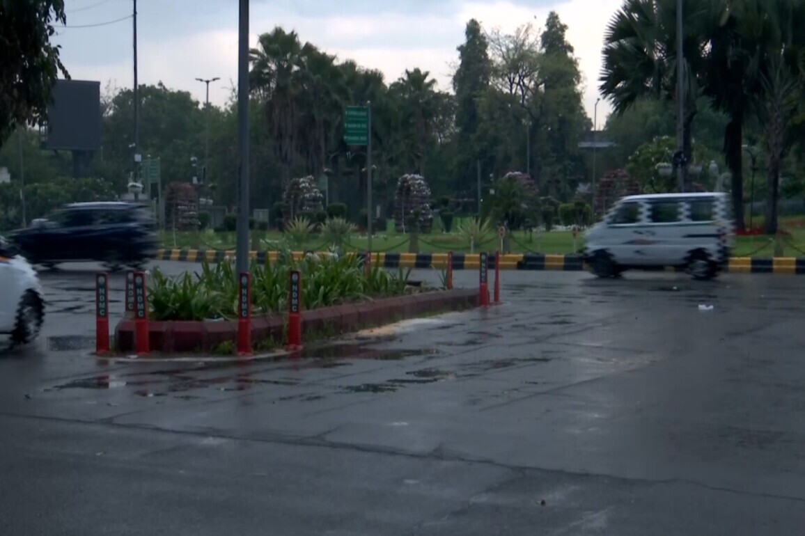 Light rain lashes Delhi, IMD forecasts thunderstorms, gusty winds throughout day
