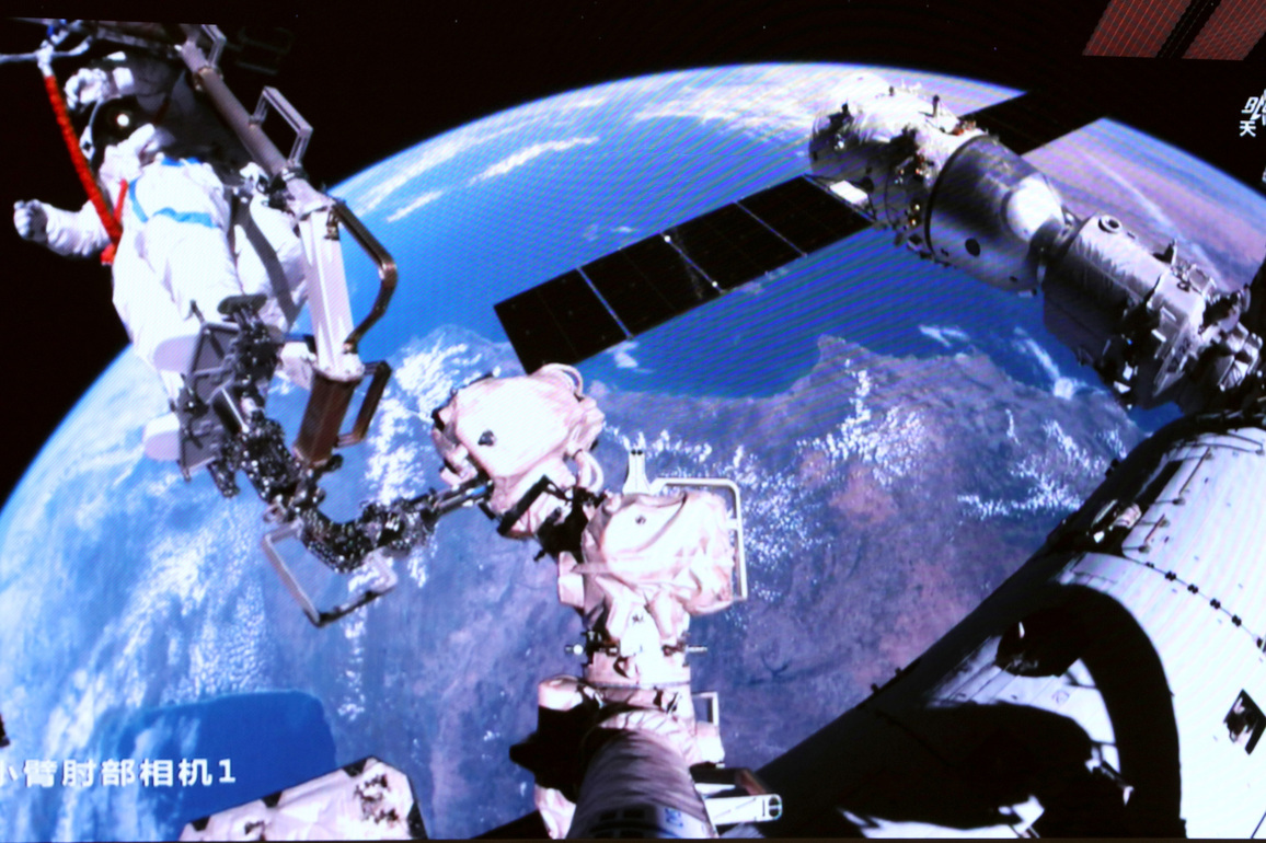 (EyesOnSci)CHINA-SHENZHOU-21 CREW-THIRD EXTRAVEHICULAR ACTIVITIES-COMPLETION (CN)