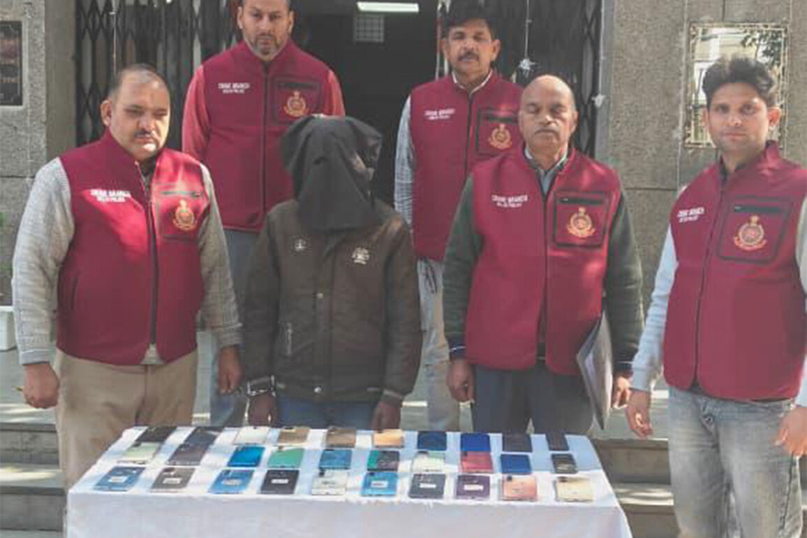 Delhi Police apprehends notorious criminal for stealing mobile phones in various railway stations