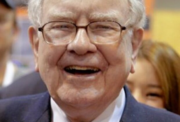 Buffett backs off stock rally as his cash pile hits $122bn