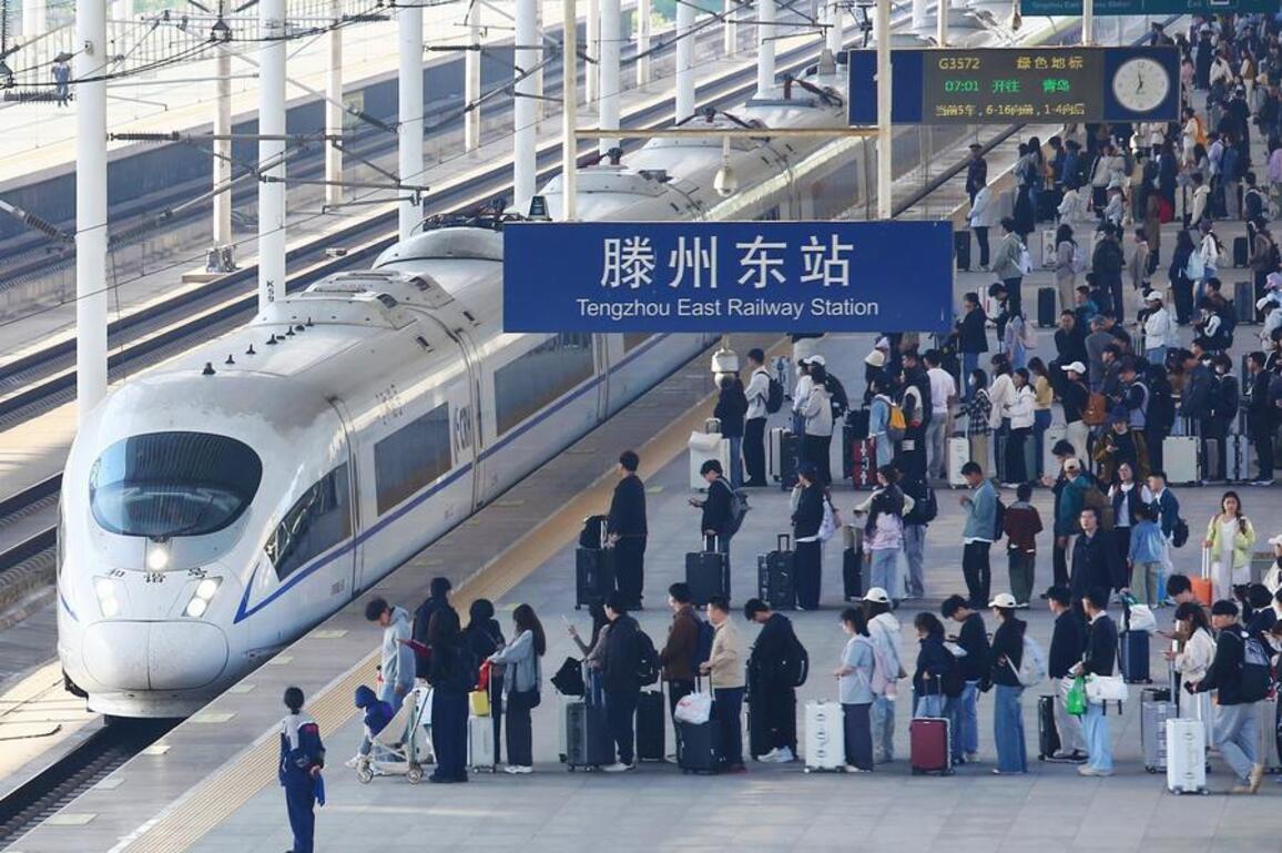 Update: China logs record high inter-regional passenger trips in May Day holiday