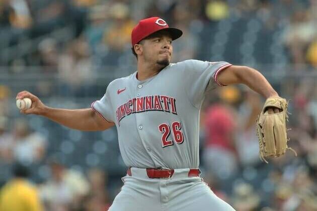 Bryan Reynolds' late 2-run triple rallies Pirates past Reds