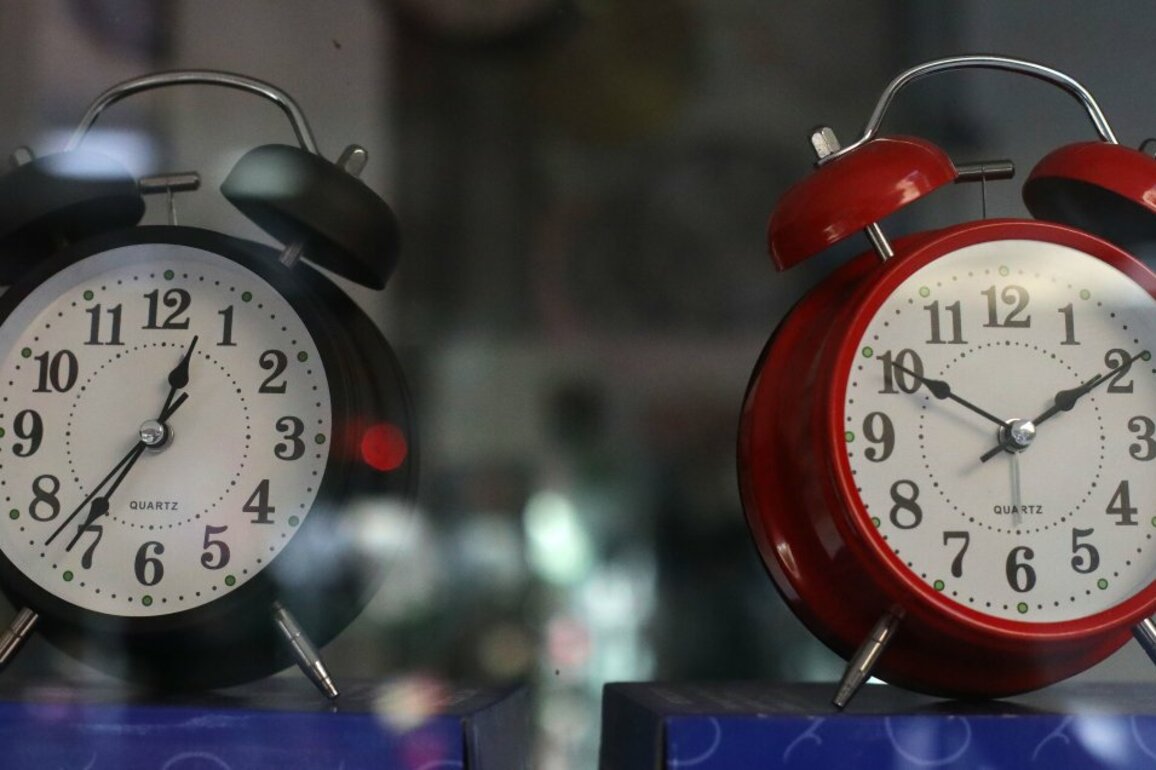 Se acerca el cambio de hora con sus ventajas, desventajas y reclamos - Cooperativa.cl