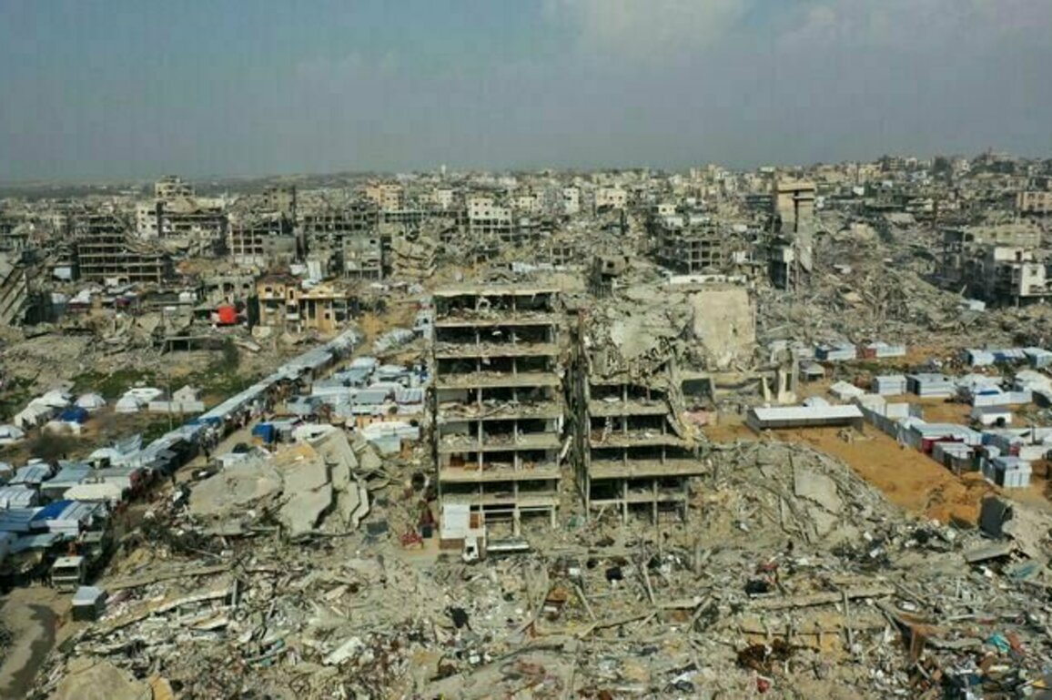 Three Palestinians martyred in Israeli airstrike in Central Gaza