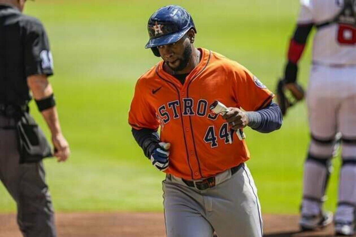 Astros' Yordan Alvarez leaves Rangers game with left leg injury