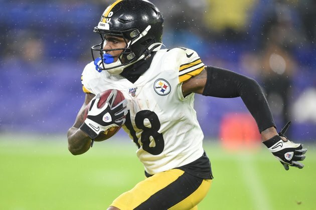 Steelers WR Johnson leaves with concussion
