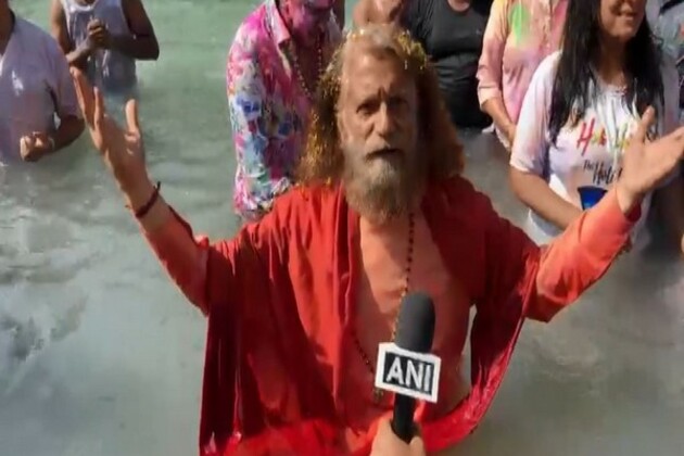 Break barriers of discrimination, hatred and get soaked in colours of love: Swami Chidanand Saraswati on Holi