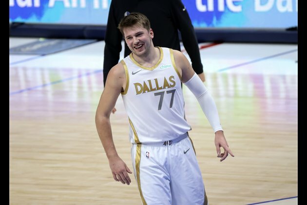 Mavericks look to keep rolling vs. Rockets