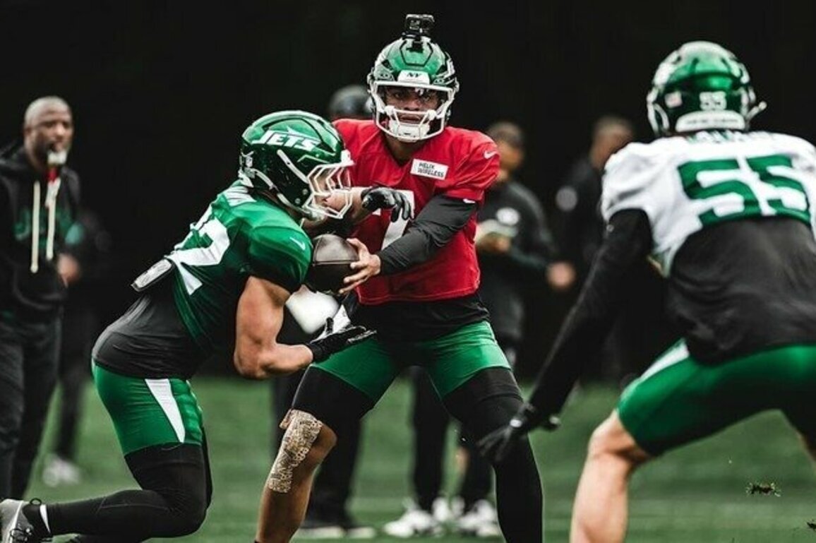 In London, Jets QB Justin Fields and Teammates Strengthen Bond