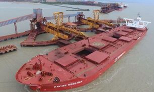 Embarque de minério de ferro no Terminal Marítimo de Ponta da Madeira, no MA