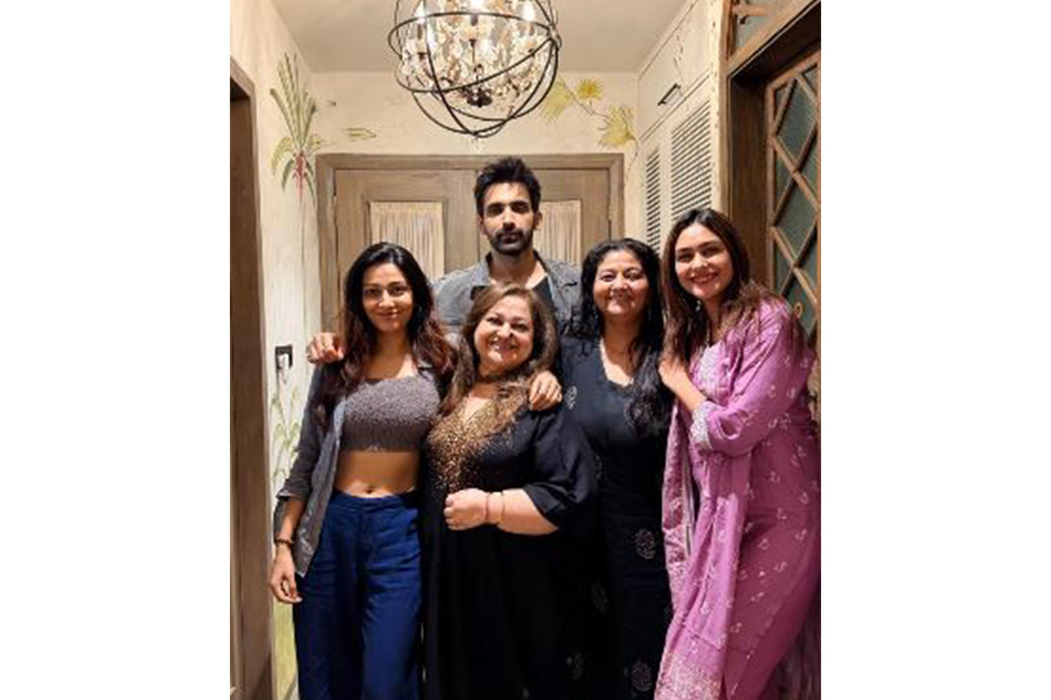 Mrunal Thakur reunites with 'Kumkum Bhagya' co-stars, check pics