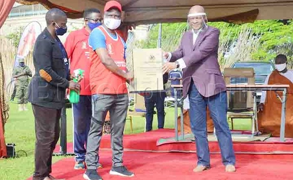 Dr.Nelson Musoba ng'akwasa Kabaka Ronald Muwenda Mutebi II ekirabo.(Ebif. Dickson Kulumba). Dr.Nelson Musoba ng'akwasa Kabaka Ronald Muwenda Mutebi II ekirabo.(Ebif. Dickson Kulumba).