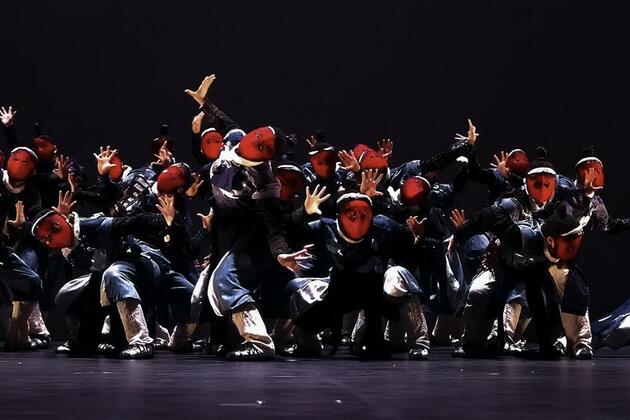 Face-changing and Kung Fu -- Chinese culture shines on world street dance stage