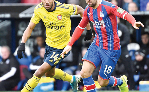 Aubameyang (ku kkono) ng'attunka ne James McArthur owa Crystal Palace. Aubameyang (ku kkono) ng'attunka ne James McArthur owa Crystal Palace.