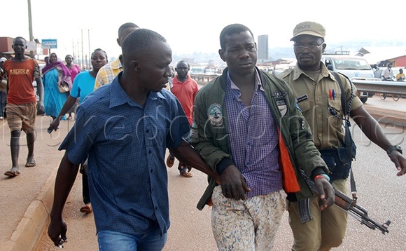 Kagiri nga bamuwalawala okumutuusa ku poliisi. Kagiri nga bamuwalawala okumutuusa ku poliisi.