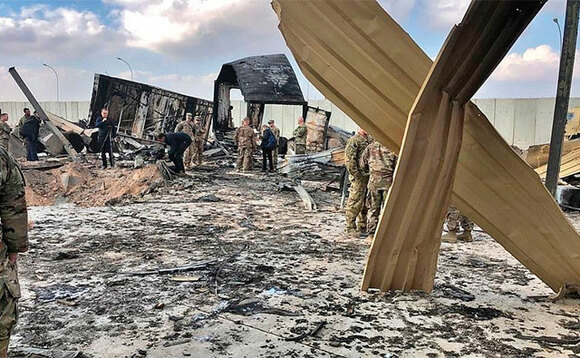 Bakomando ba Amerika nga beetegereza ekimu ku bifo ebyakubiddwa mizayiro za Iran. Bakomando ba Amerika nga beetegereza ekimu ku bifo ebyakubiddwa mizayiro za Iran.