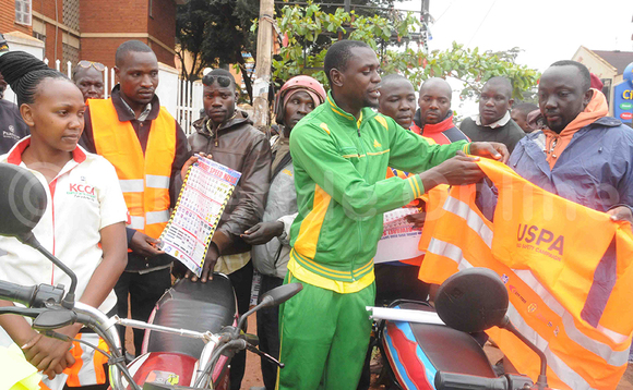 Omumyuka wa kiraabu ya KCCA FC Habib Kavuma ng'akwasa abavuzi ba Boda Boda obukoodti obutangaala ekiro mu kampeyini y'okulwanyisa obubenje nga beegasse ku USPA. (ekif:Silvano Kibuuka) Omumyuka wa kiraabu ya KCCA FC Habib Kavuma ng'akwasa abavuzi ba Boda Boda obukoodti obutangaala ekiro mu kampeyini y'okulwanyisa obubenje nga beegasse ku USPA. (ekif:Silvano Kibuuka)