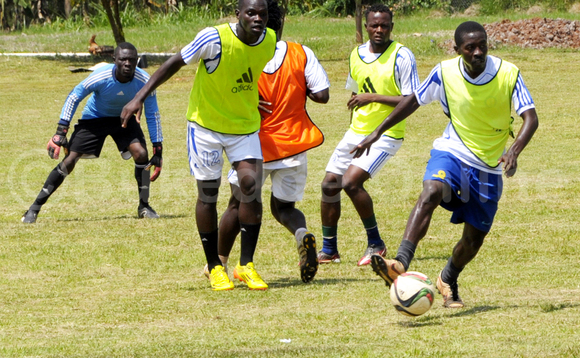 Oscar Agaba (ku ddyo) ng'avuga omupiira mu kutendekebwa kwa URA FC e Gayaza ku mande nga beetegekera omupiira gwa SC Victoria University mu liigi e Namboole ku lwokubiri nga Sept 29, 2015. (STEPHEN MAYAMBA) Oscar Agaba (ku ddyo) ng'avuga omupiira mu kutendekebwa kwa URA FC e Gayaza ku mande nga beetegekera omupiira gwa SC Victoria University mu liigi e Namboole ku lwokubiri nga Sept 29, 2015. (STEPHEN MAYAMBA)