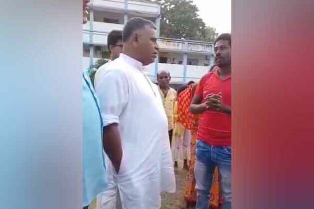 West Bengal: VHP delegation meets with Murshidabad violence affected at shelter in Malda