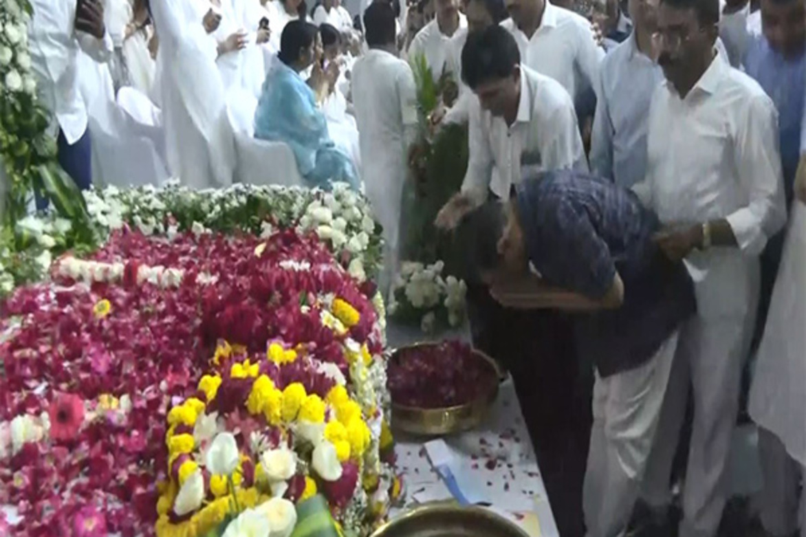 Arvind Kejriwal meets family of Vijay Rupani in Rajkot, pays tribute