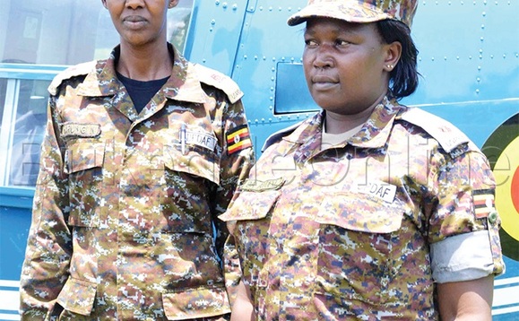 Maj. Naomi Karungi (ku kkono) lwe yali ne makanika w’ennyonyi z’amagye Maj. Docus Angella Ayupo. Maj. Naomi Karungi (ku kkono) lwe yali ne makanika w’ennyonyi z’amagye Maj. Docus Angella Ayupo.